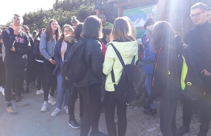 Grupowe zdjęcie uczniów podczas wycieczki
