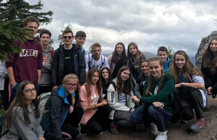 Grupowe zdjęcie uczniów na tle gór 