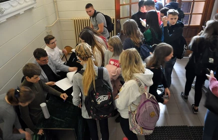 Na zdjęciu uczniowie oraz komisja wyborcza 