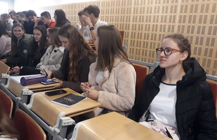 Na zdjęciu uczniowie zasiadający na sali wykładowej 