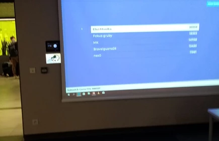 Zdjęcie ekranu projektora z jednym z zagadnień wykładu 