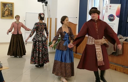 Na zdjęciu kobiety i mężczyźni  w strojach z epoki podczas tańczenia