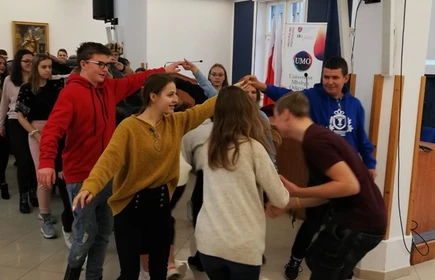 Uczniowie podczas zabawy tanecznej 