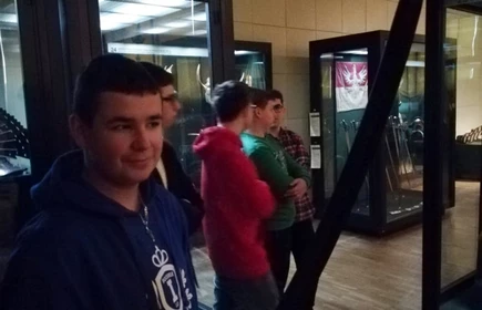 Grupa os&oacute;b podczas wykładu w muzeum 