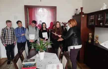 Grupowe zdjęcie uczestników projektu podczas wręczenia dyplomu