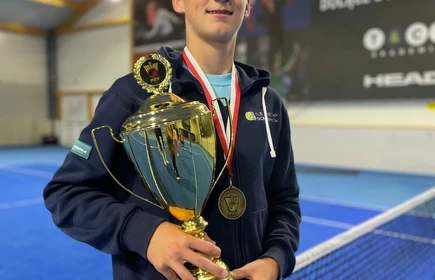 Antoni pozuje z pucharem