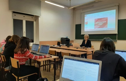 Uczniowie słuchają wykładu