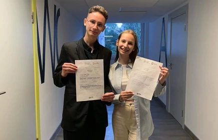 ucznowie pozują z dyplomami