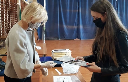 Na zdjęciu nauczycielka wręczająca świadectwo uczennicy