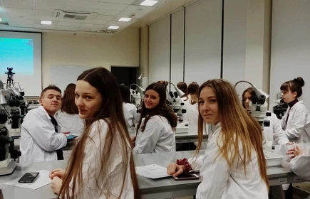 Grupowe zdjęcie uczestników w laboratorium 