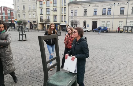 Grupa osób w trakcie wycieczki edukacyjnej