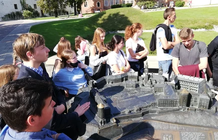 Grupowe zdjęcie uczniów podczas wycieczki