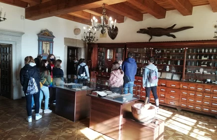 Grupowe zdjęcie uczniów w trakcie zwiedzania muzeum 