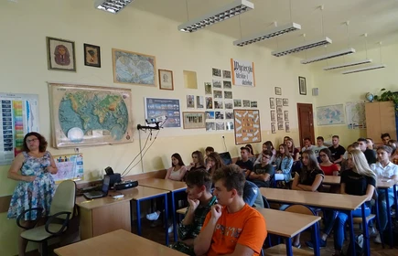 Zdjęcie przedstawia: prowadzącą wykład oraz uczestnik&oacute;w.