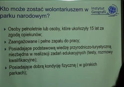 Kto może zostać wolontariuszem: Osoby pełnoletnie lub osoby, które ukończyły 15 lat za zgodą opiekunów; Zaangażowane i pełne zapału do pracy; Posiadające podstawową wiedzę przyrodniczo-turystyczną niezbędną w realizacji zadać edukacyjnych (testy, rozmowy kwalifikacyjne); Posiadające dobrą kondycję fizyczną ( w górskich parkach);