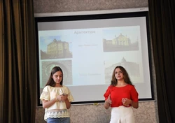 Zdjęcie prezentuje: dwie uczestniczki projektu w trakcie wykładu.