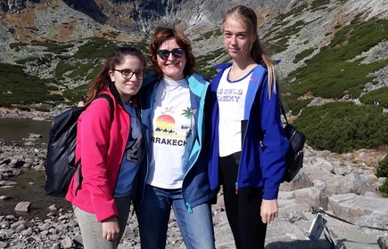 Grupowe zdjęcie na tle gór 