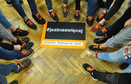 Na zdjęciu stopy uczestników oraz grafika #jestnaswięcej