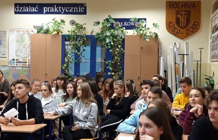 Grupowe zdjęcie osób podczas wykładu 
