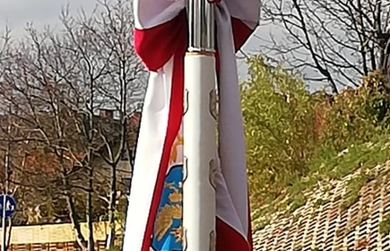 Na zdjęciu godło oraz flaga polski 