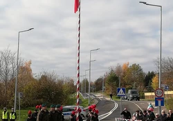 Zdjęcie prezentuję wciąganie polskiej flagi na maszt