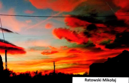 Zdjęcie prezentuję niebo przystrojone czerwonymi chmurami. 