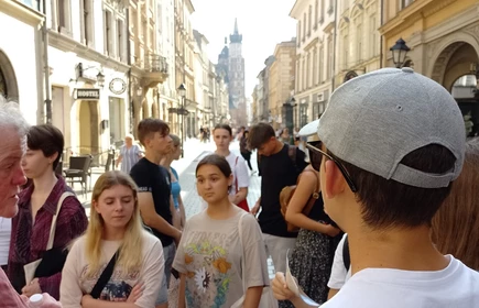 grupa uczniów spacerująca po ulicach Krakowa