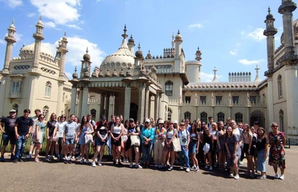 grupa uczni&oacute;w na tle budynku w Londynie