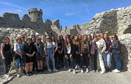 Uczniowie na tle zamku