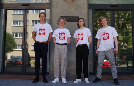 Olimpijczycy na tle budynku