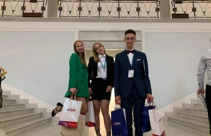 ucznowie pozują w sejmie