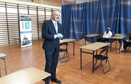 Jeden z nauczycieli przemawia na rozdaniu świadectw