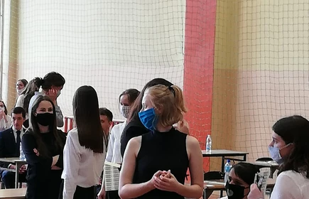 Grupowe zdjęcie osób piszących maturę