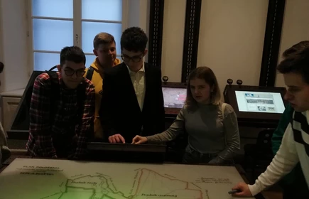 Zdjęcie przedstawia uczniów przy  mapie 