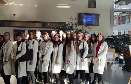 Grupowe zdjęcie uczestników zajęć w fartuchach 