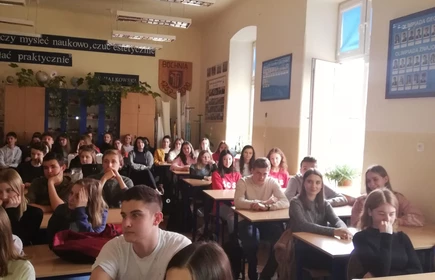 Zdjęcie ukazuję salę lekcyjną wypełnioną siedzącymi uczniami