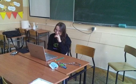 Zdjęcie ukazuję uczennica przed laptopem w trakcie zajęć 