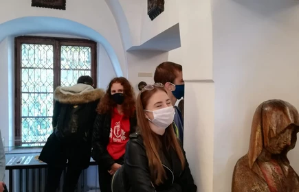 Grupowe zdjęcie uczniów w trakcie zwiedzania muzeum 