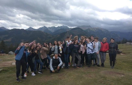 Grupowe zdjęcie uczniów na tle gór 