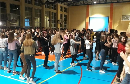 Grupowe zdjęcie uczestników podczas tańczenia