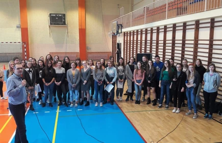 Grupowe zdjęcie w trakcie akademii