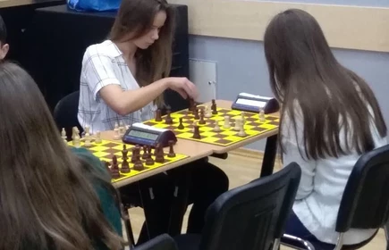 Na zdjęciu dwie uczennice podczas pojedynku szachowego