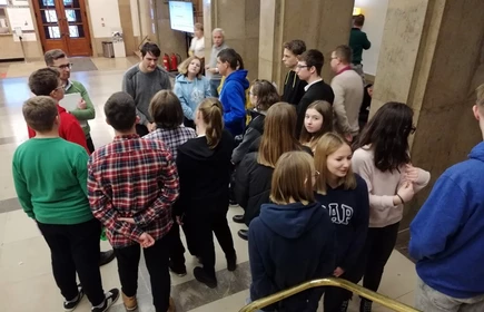 Grupa os&oacute;b podczas wykładu w muzeum 