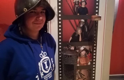 Na zdjęciu jeden z uczni&oacute;w w hełmie rycerskim 