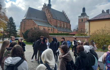 Uczniowie pozują do zdjęcia grupowego