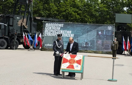 Jeden z oficjeli wraz z żołnierzem 