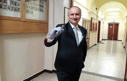 Na zdjęciu nauczyciel z szablą na ramieniu 