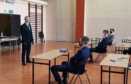 Na zdjęciu jeden z nauczycieli oraz uczniowie