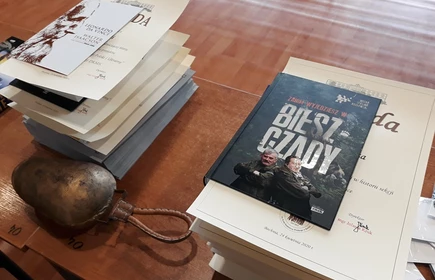 Na zdjęciu świadectwa oraz książki 