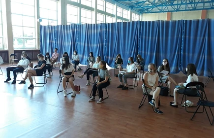Zdjęcie uczniów znajdujących na sali 
